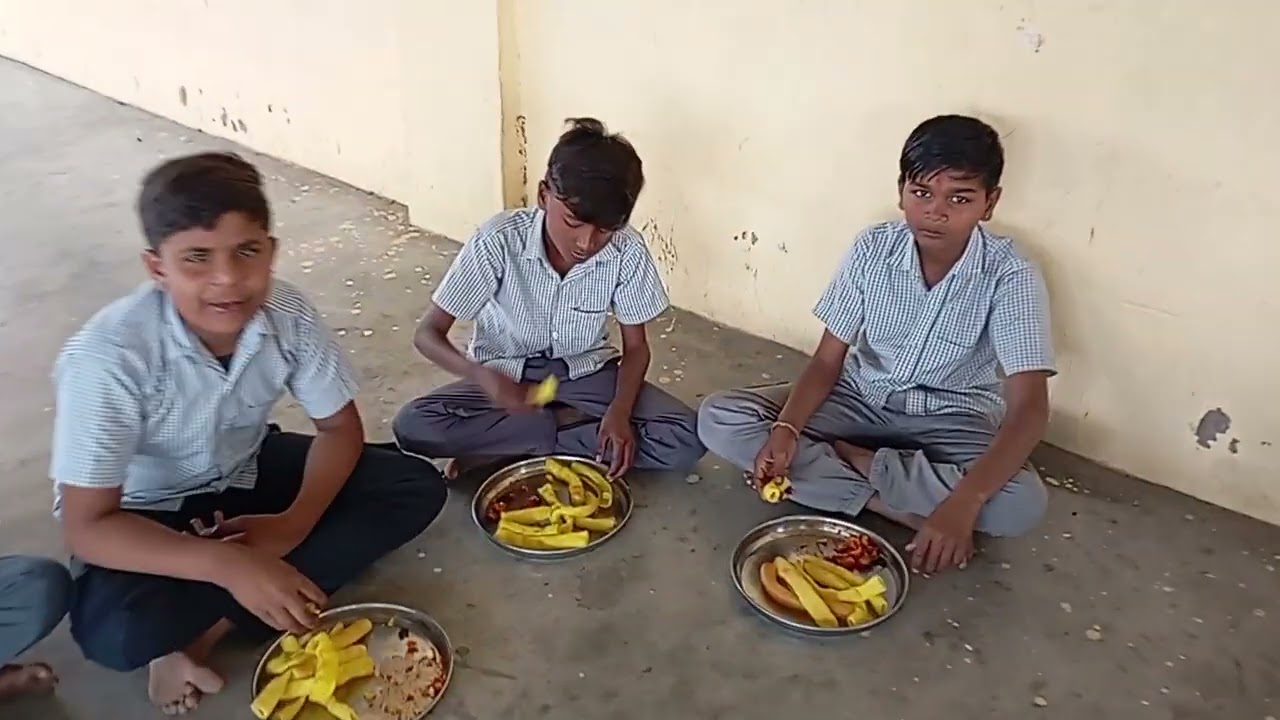 ભુંગળા બટાકાની લિજ્જત  માણતા મારી શાળાના બાળકો... 2026