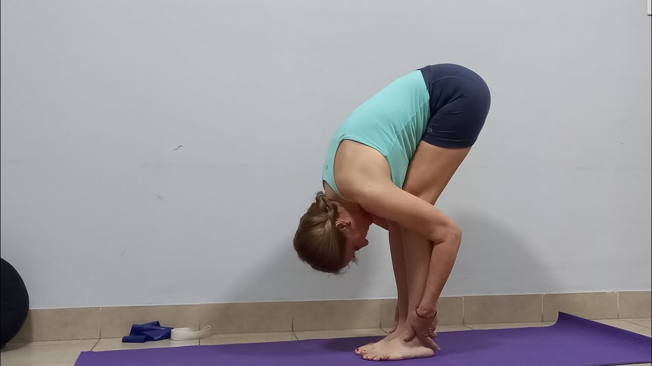 YOGA. PASO A PASO.POSTURA de la Cigüeña o Padahasthasana