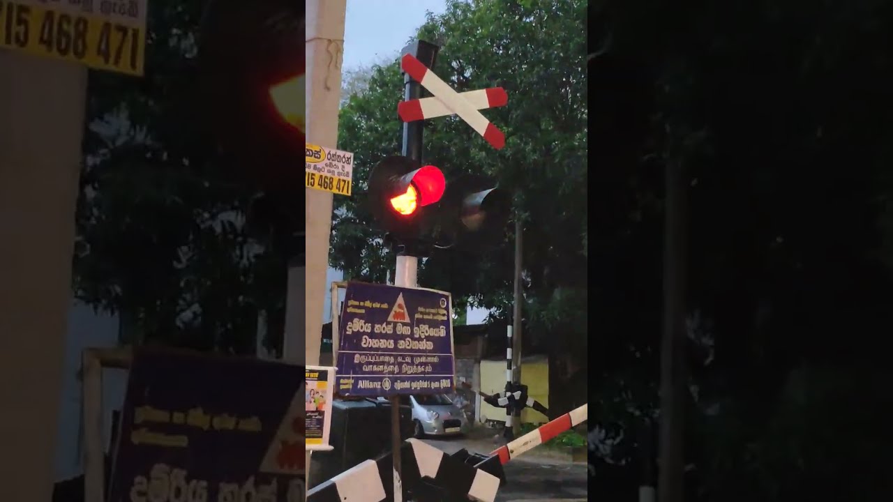 Railway crossing at Narahenpita station