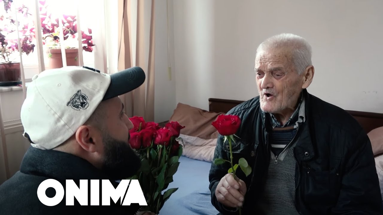 “Kthejav hakun prindve”Vizitë Bacit në shtëpinë e të moshuarve, merr dhuratë dhe gëzohet shumë!