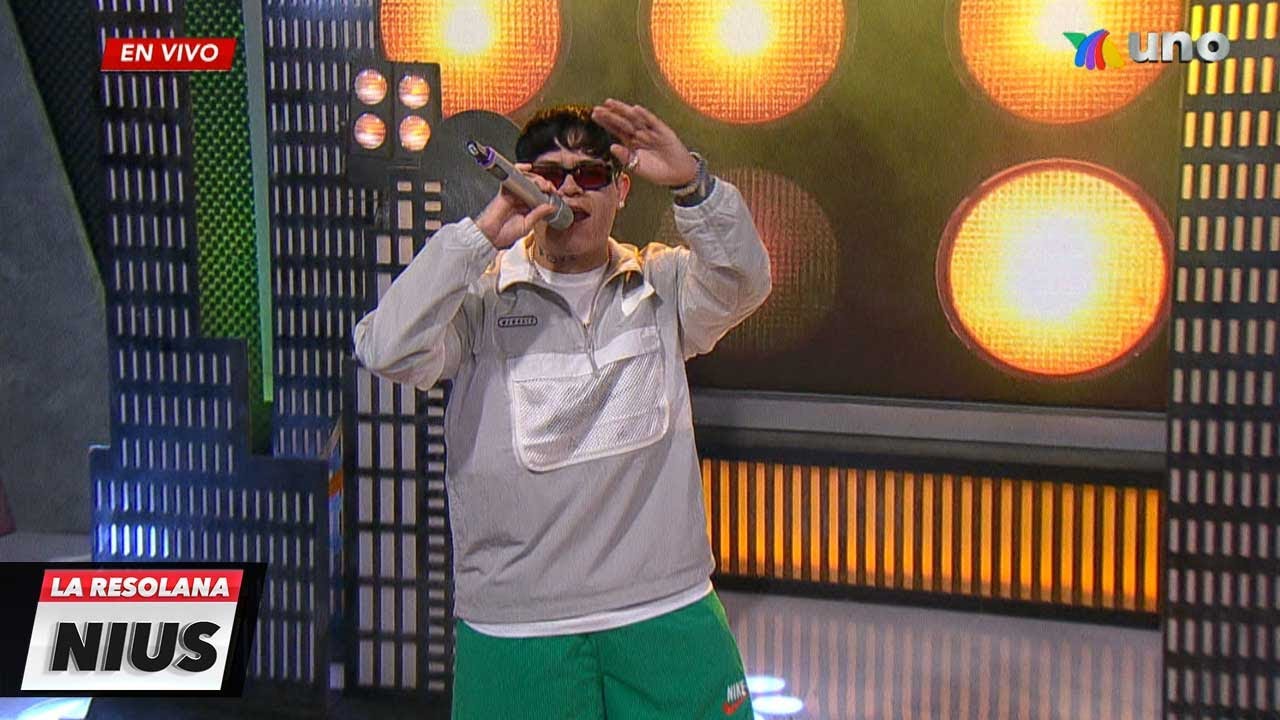 Junior H tomó su lugar en nuestro escenario para cantar 