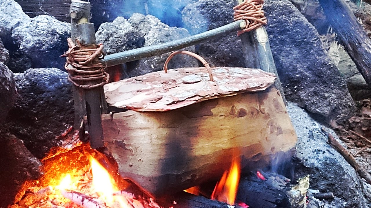 Gulasch gekocht im Baumrinden Topf [Waldläufer Wissen]