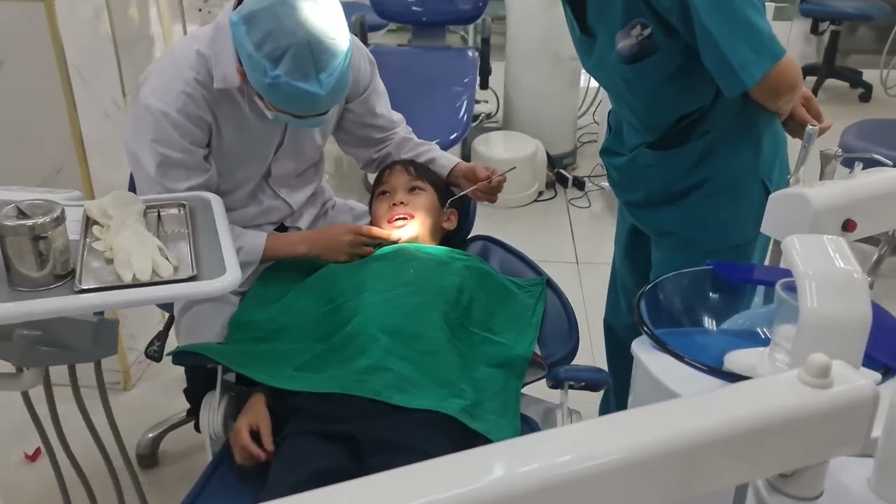 Kiểm tra răng sau thời gian dài ăn bánh với kẹo. 😅