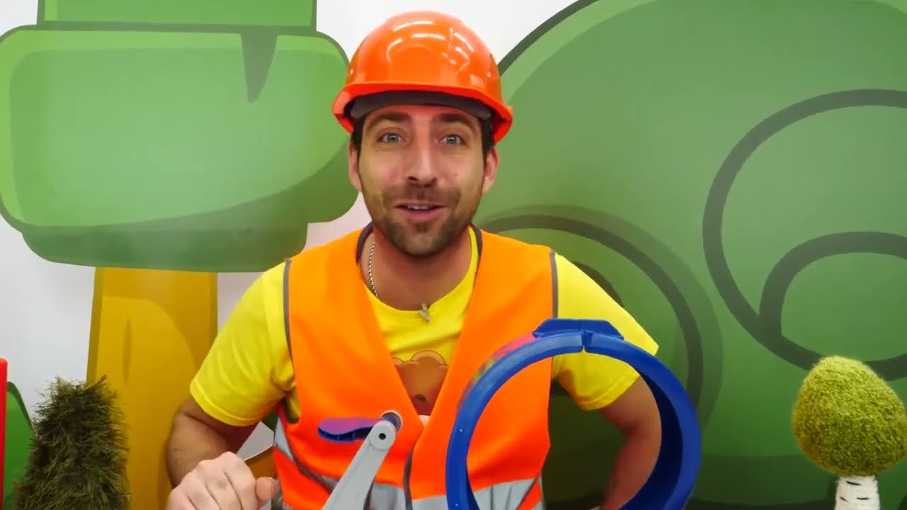 Master Toc-Toc et McQueen jouet jouent aux voitures comme jamais ! 🔨🏁Jeux pour enfants