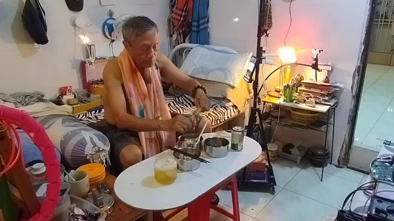 Truyện kể buổi tối của tôi. Tôi ăn tối với tô hủ tiếu gõ, uống lon bia lạnh. Ng kể: Vương Khánh Hưng