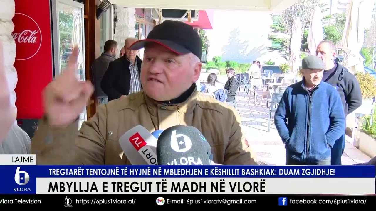 Mbyllja e Tregut të Madh në VlorëTregtarët tentojnë të hyjnë në mbledhjen e Këshillit Bashkiak