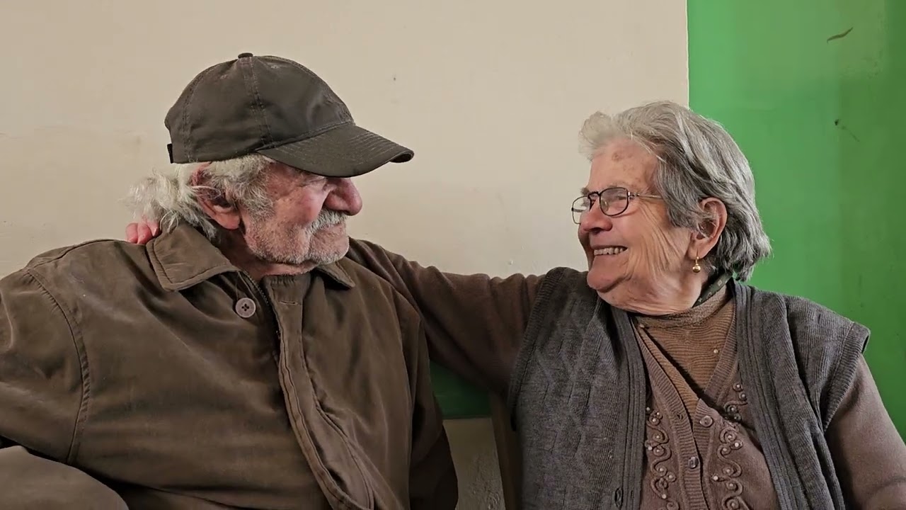 Μαζί 60χρόνια.Της μαργαρίτας τον ανθό κρατώ και ξεφυλλίζω καιτη ρωτώ αν μαγαπά ακόμα να ελπίζω.Αβδού