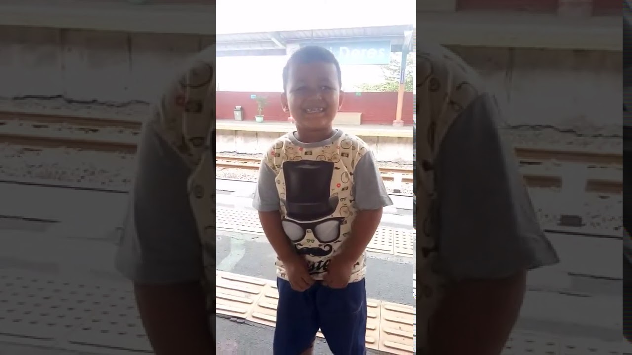 Naik kereta api di stasiun kalideres