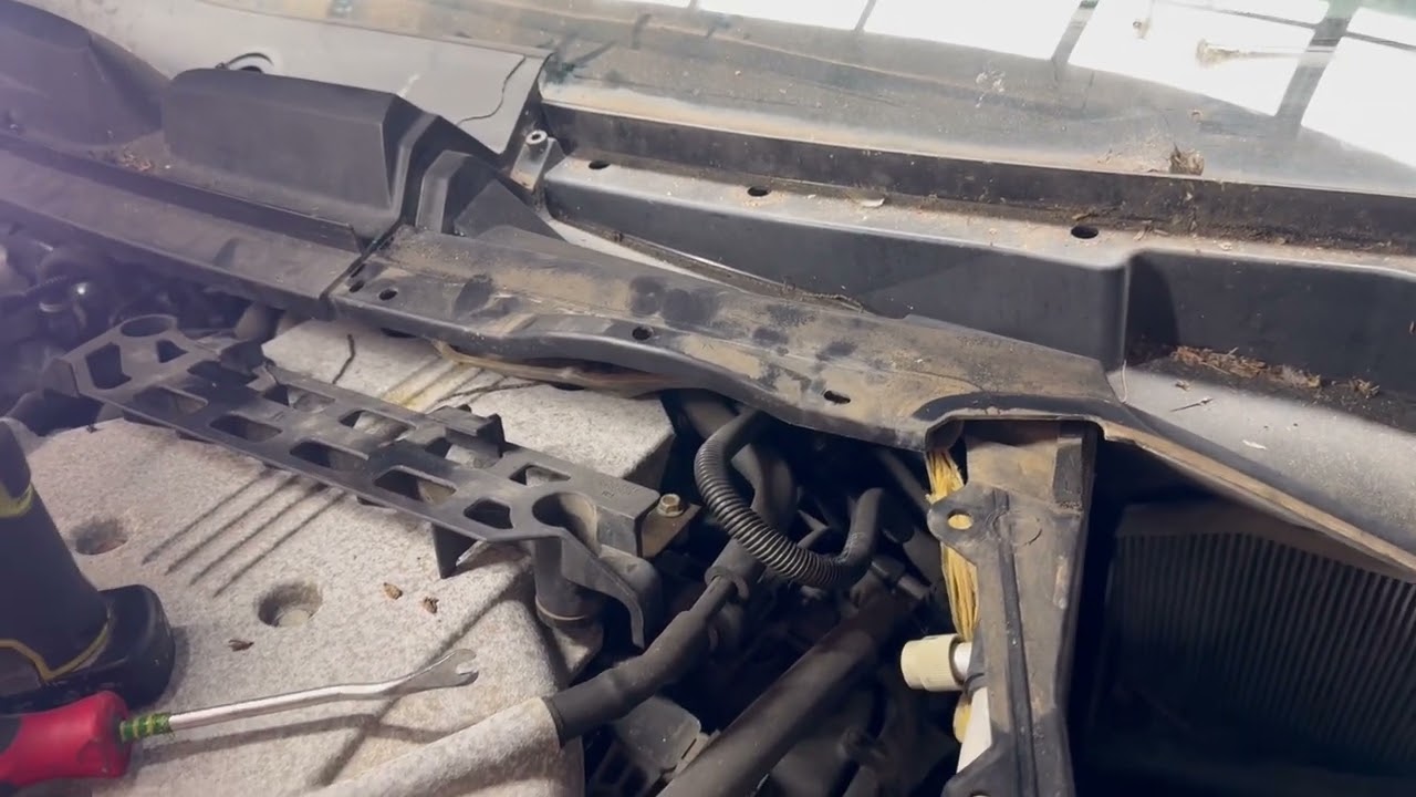 Как заменить электродвигатель привода стеклоочистителя Holden Commodore VE (модели Sedan Wagon Ut...