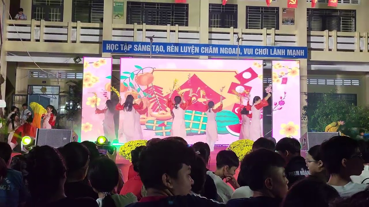 Tết đong đầy.  Biểu diễn: tập thể khối 6