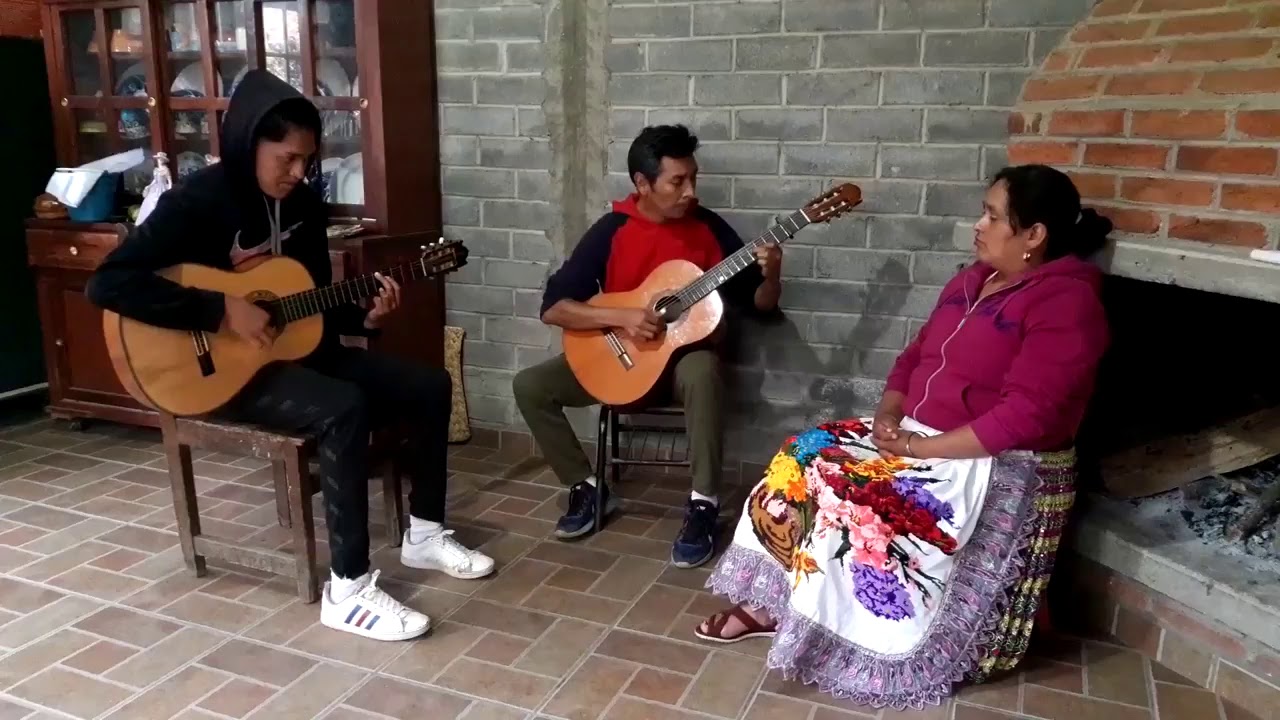 Una hermosa pirekua interpretada por el trio de Arantepakua mich..