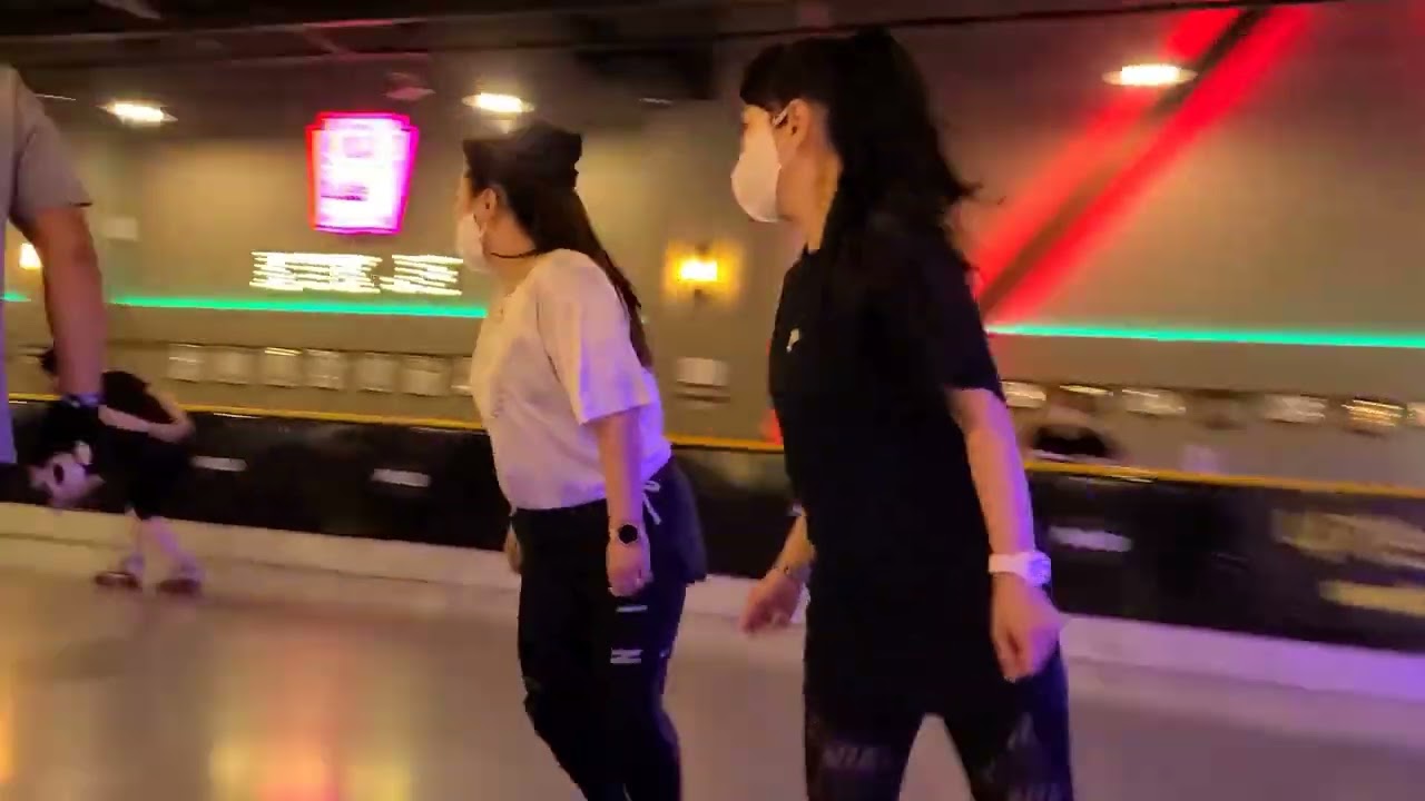 #수희뚜희#밀타짱#청라국제롤러장#청라지젤엠#스틸컷#빨간츄리닝#취미생활#실내스포츠#7080유로댄스#추억의롤러장#koreahot#코로나19극복#롤던토킹#롤딩밴드#
