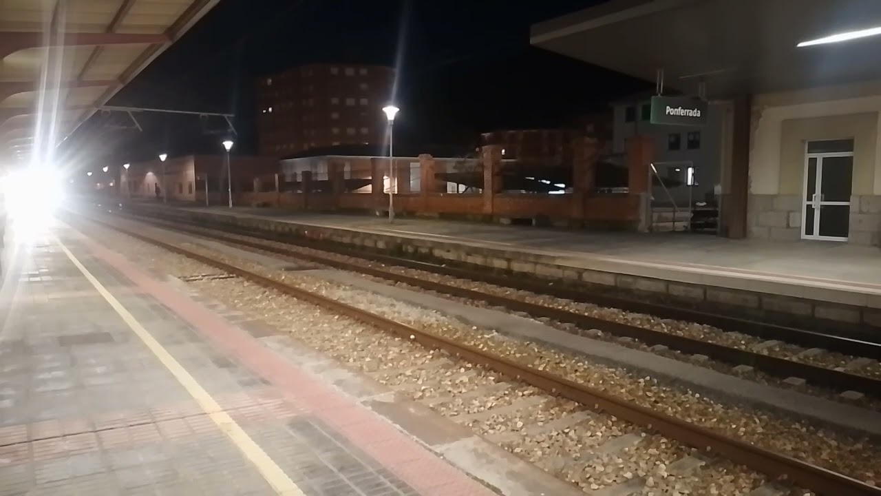 AD 337-016 destino Ponferrada entrando en la estación de Ponferrada 