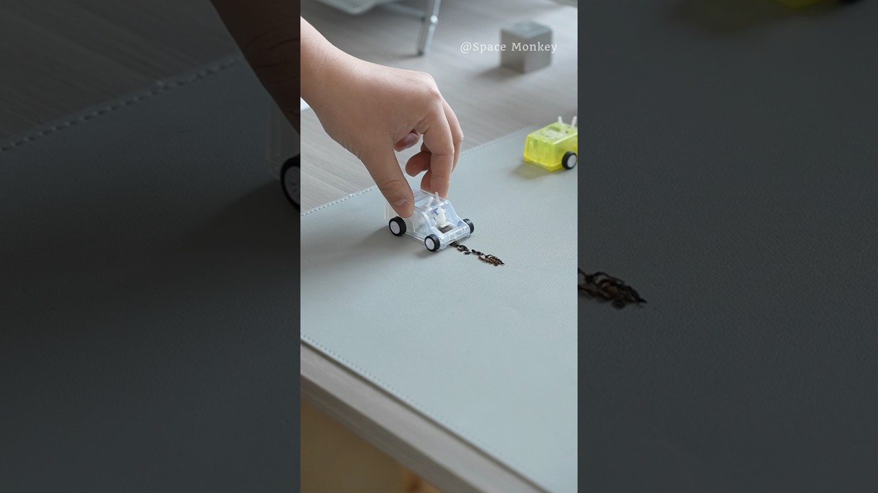 This toy car can also clean up.#TechGadget #DeskCleaner #CoolGadget