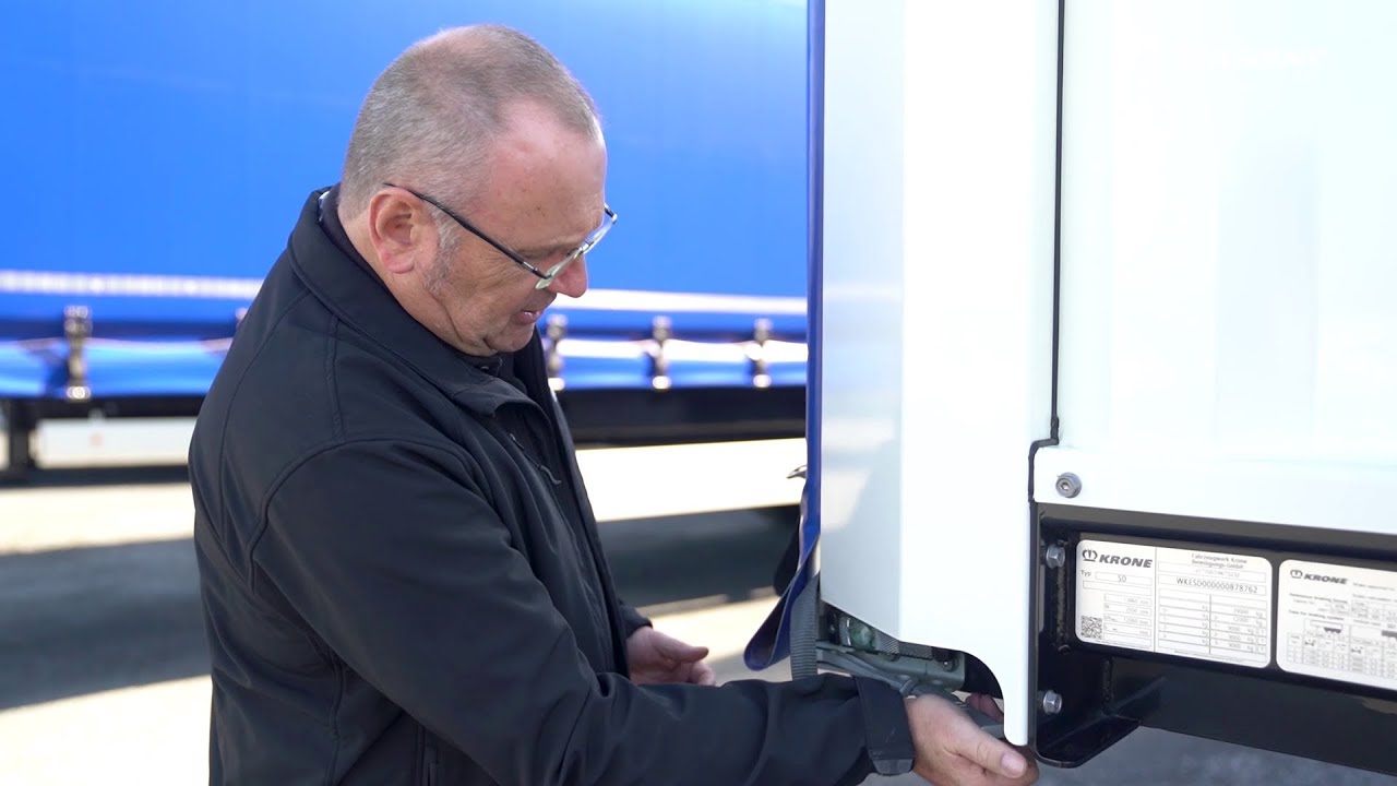 What should be observed when tensioning the tarpaulin? | KRONE TV
