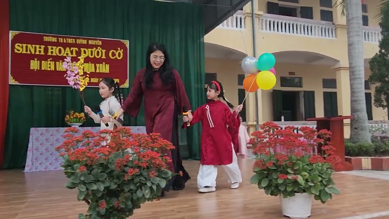 Mùa xuân của em_ cô Sản và hs Khối 2