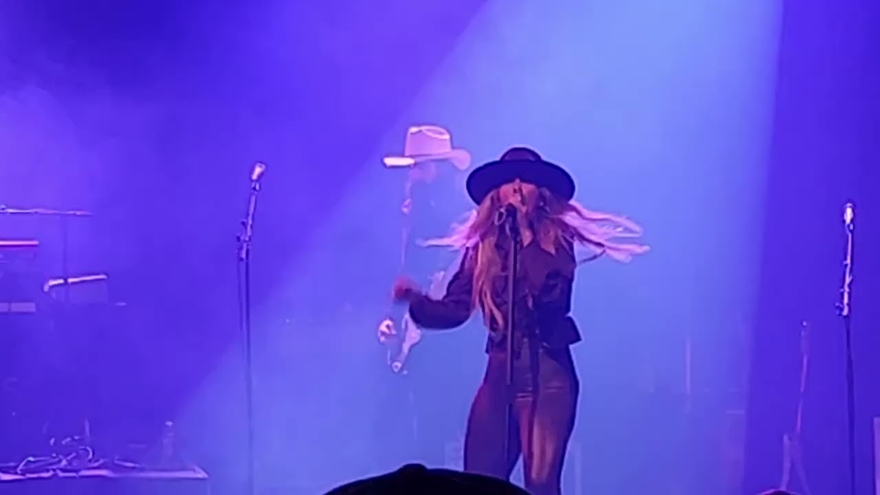 Lainey Wilson @ The Rialto in Tuscon AZ 11/19/22 Hold My Halo and she facetimes with fan