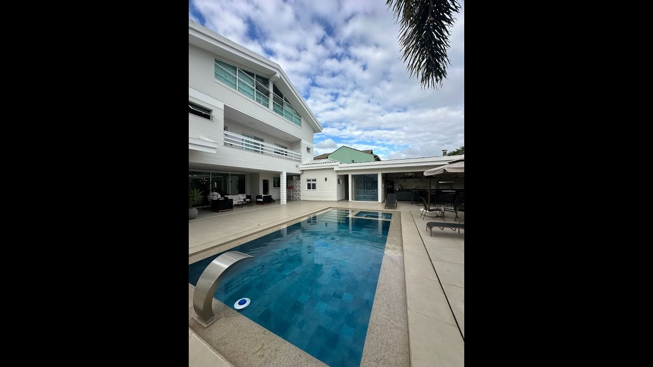 Imponente Casa triplex no Recreio dos Bandeirantes à venda por R$ 3.300.000!