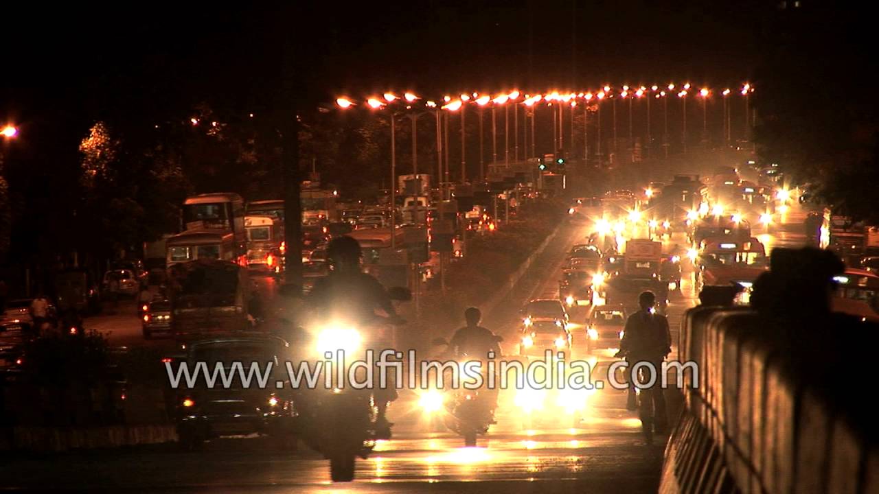 Night traffic in Mumbai: office-goers return home in the dark