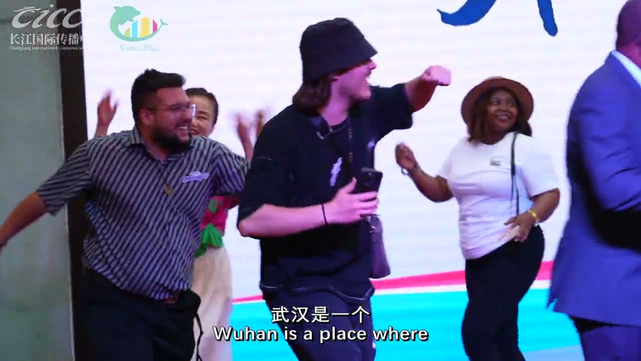 What do foreign journalists find when they enter a local community in Wuhan?