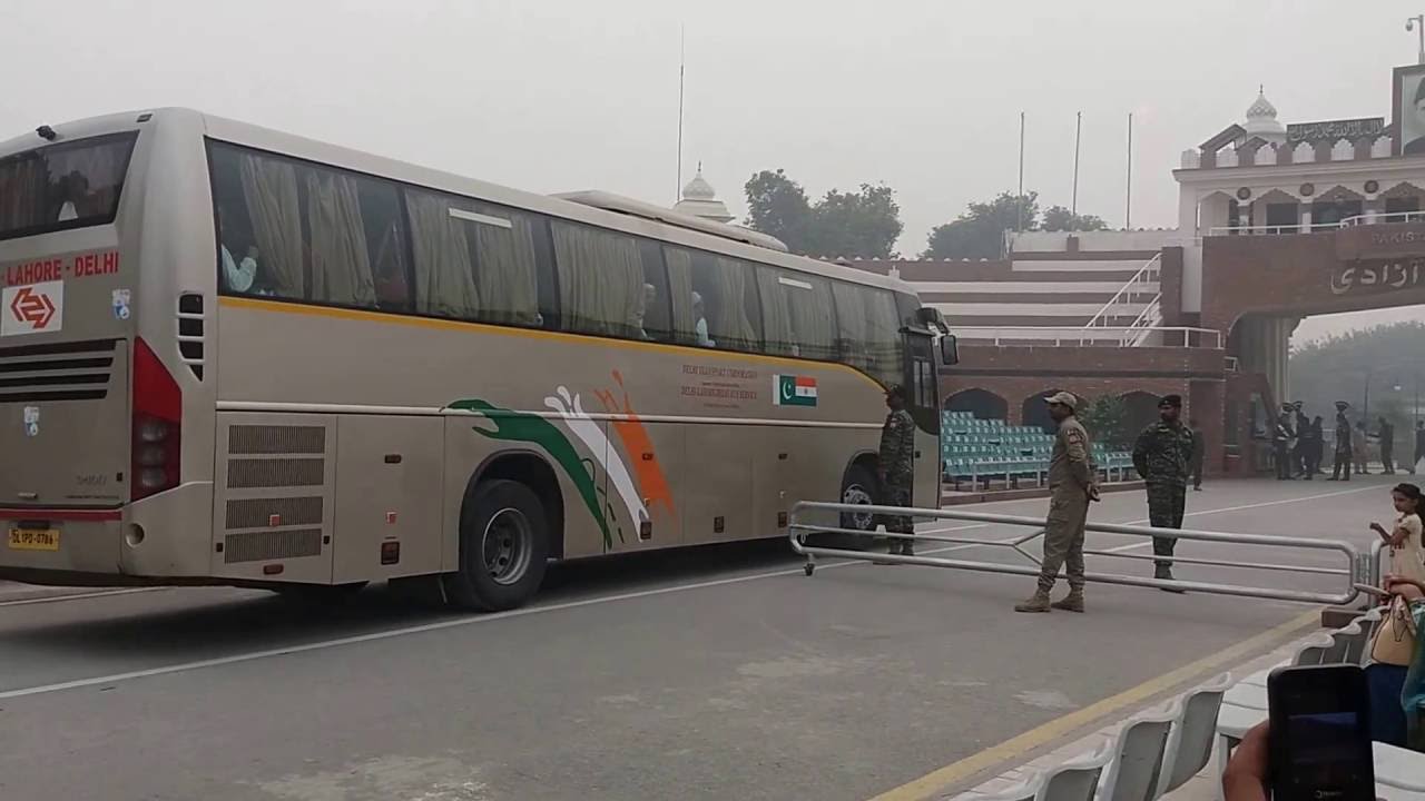 Lahore Delhi Bus enter  waga Border Pakistan Nov 2016
