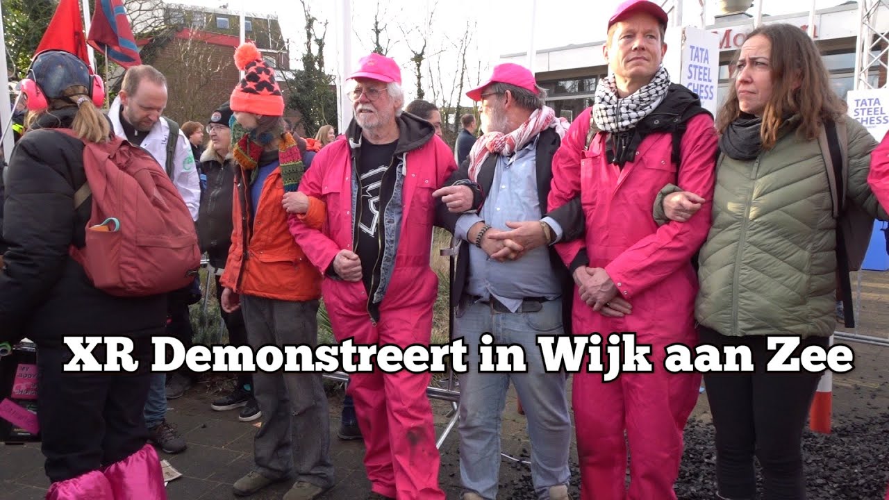 Extinction Rebellion demonstreert in Wijk aan Zee