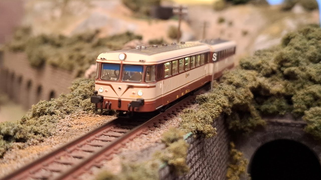 Trenes escala N, el FERROBUS de Arnold 591.500 decoración crema.