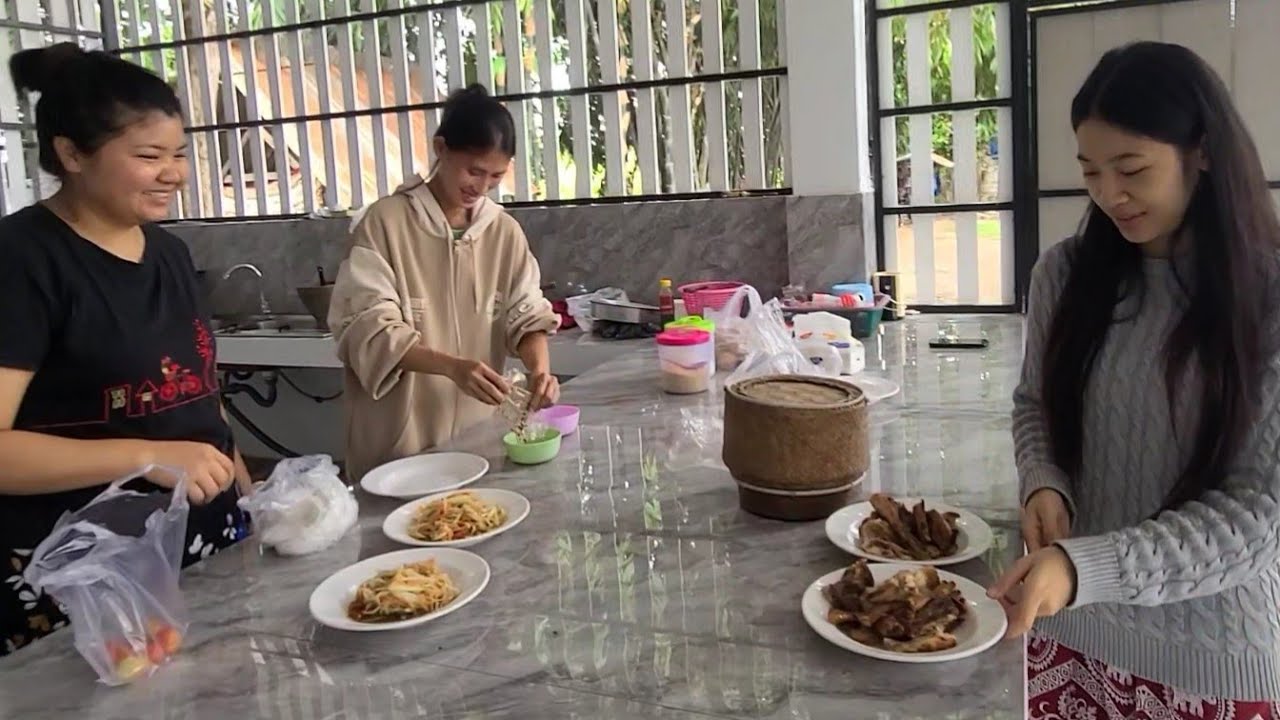 e1🇱🇦 HOT🔥Papaya-salad and pa-dak glased chicken🐔 for lunch