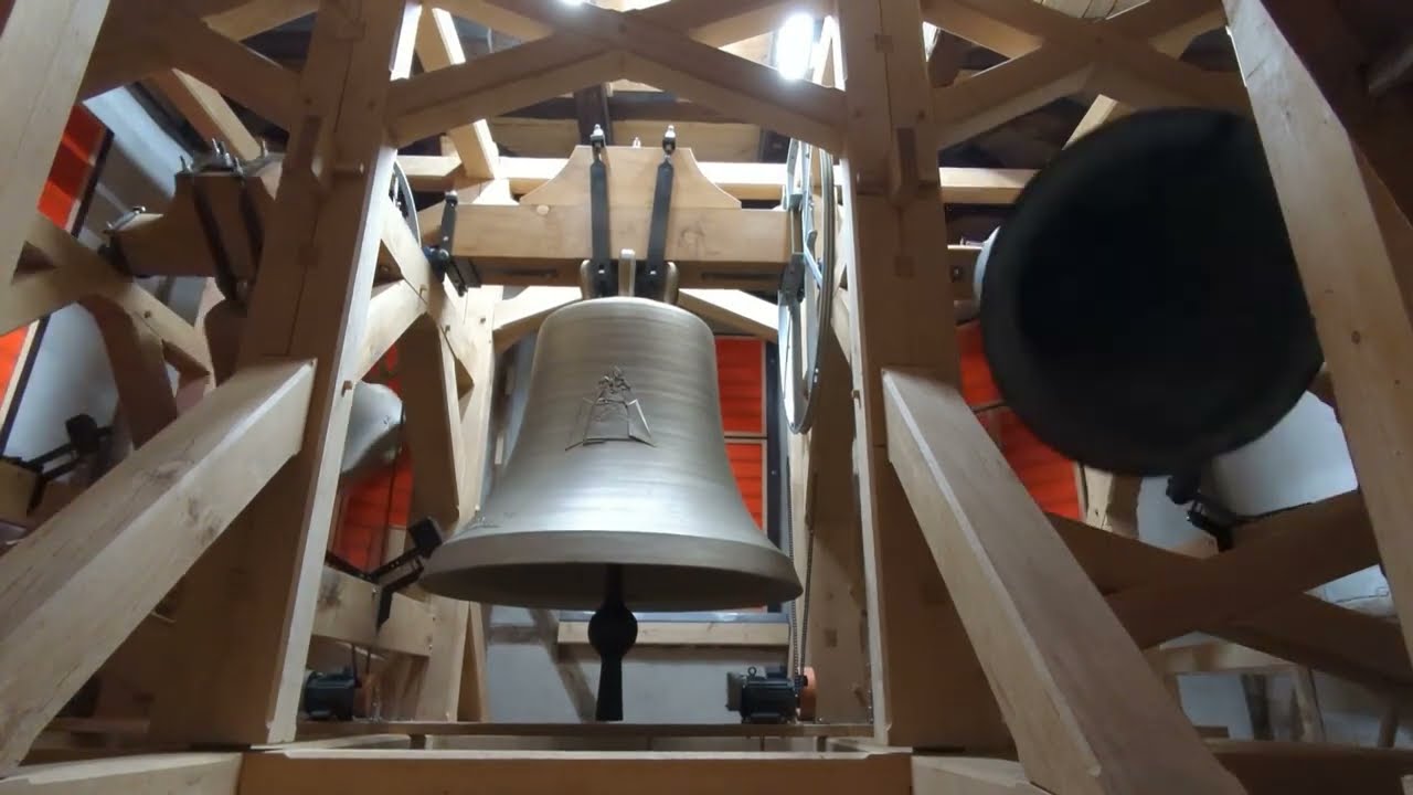 Stundenschlag und Glockengeläut der Peter-Paul-Kirche am 23.12.2023 um 18:00 Uhr