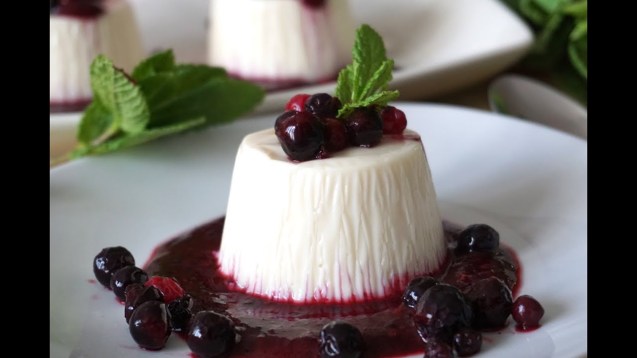 Panna cotta con salsa de frutos rojos
