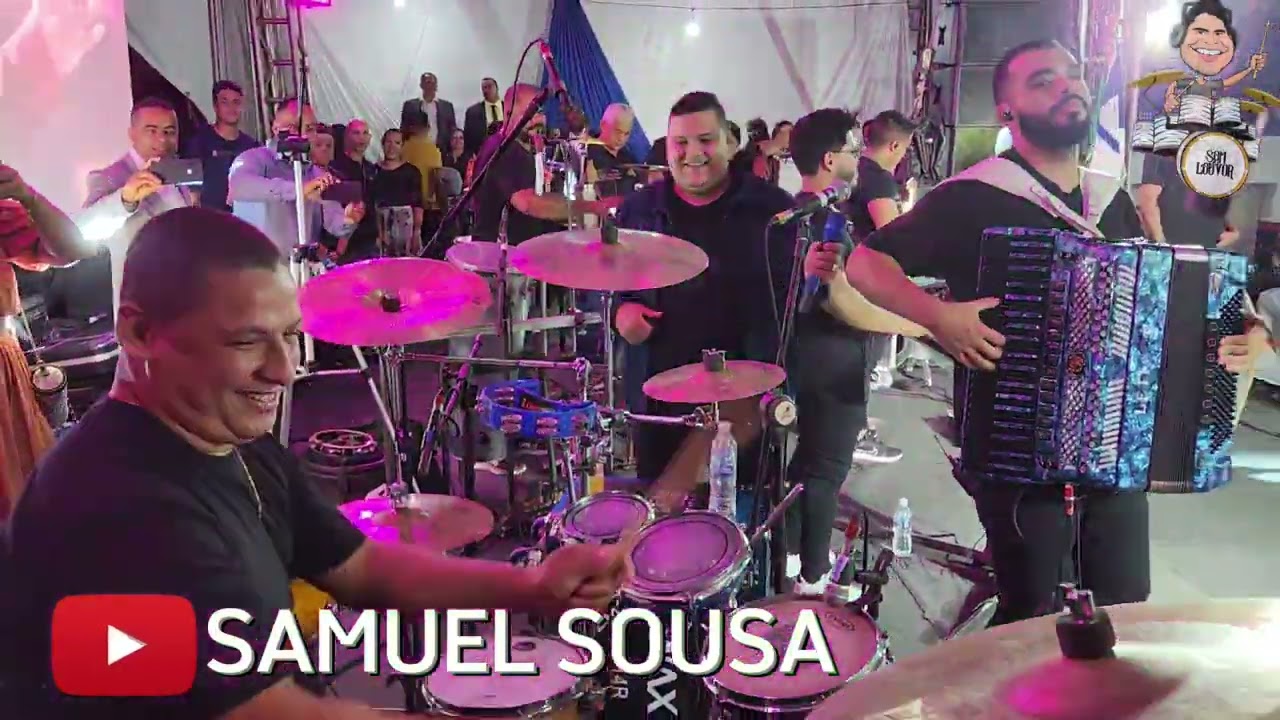 Rodrigo Bispo tocando com Banda Som e Louvor