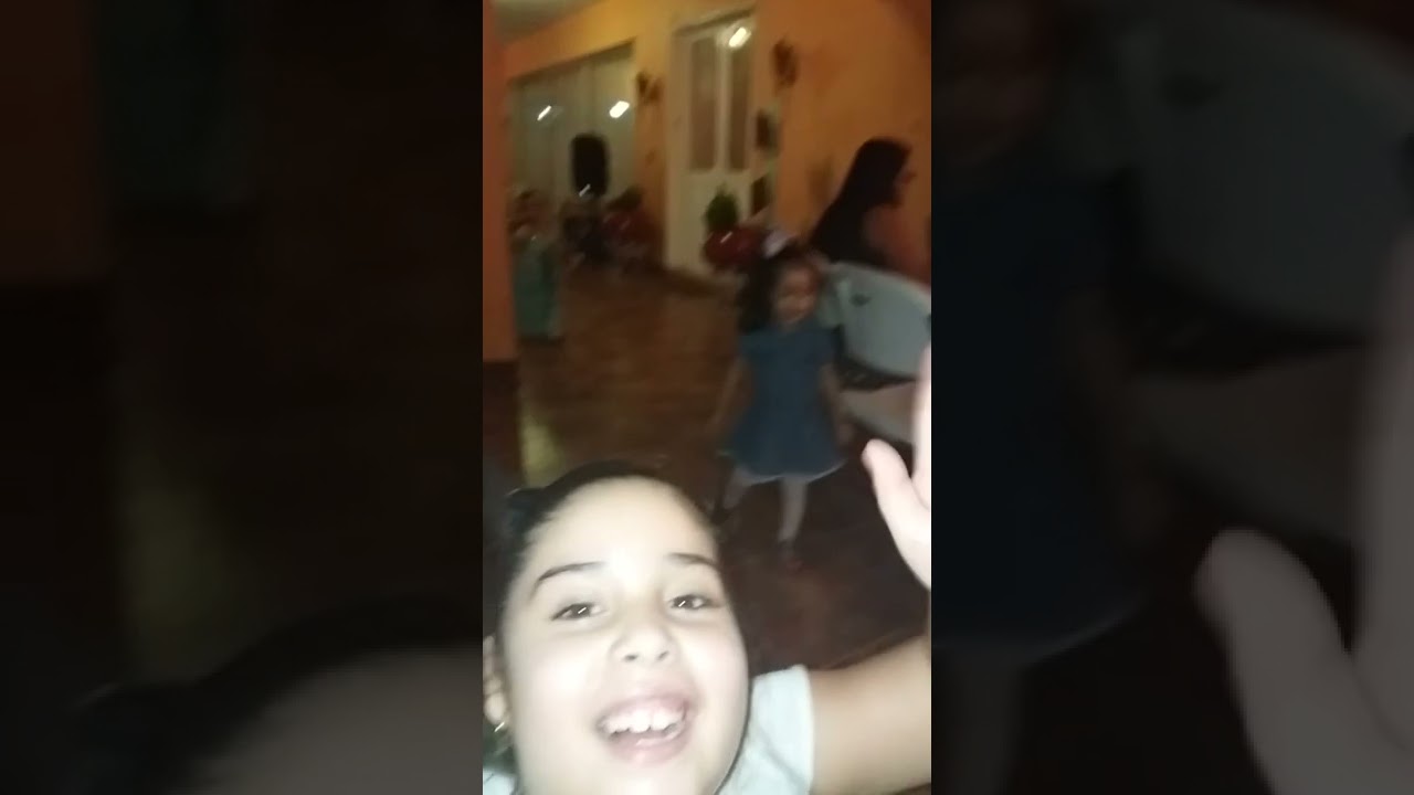 Carola bailando con lucy