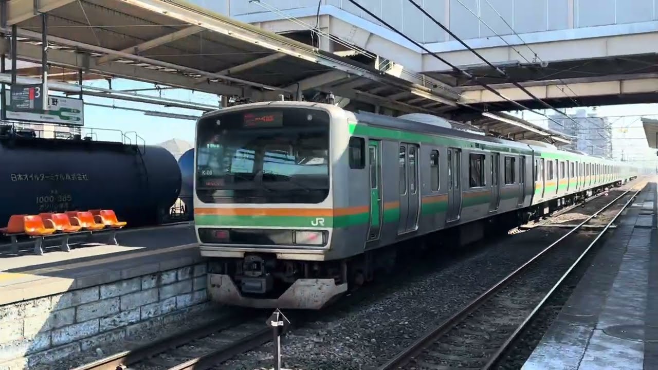 E231系1000番台K-09編成が倉賀野駅を入線、発車するシーン