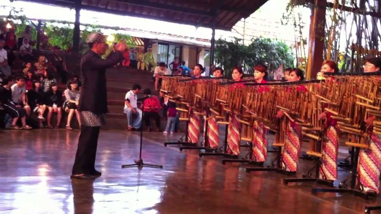 Bohemian Rhapsody at Saung Angklung Udjo Indonesia.MOV