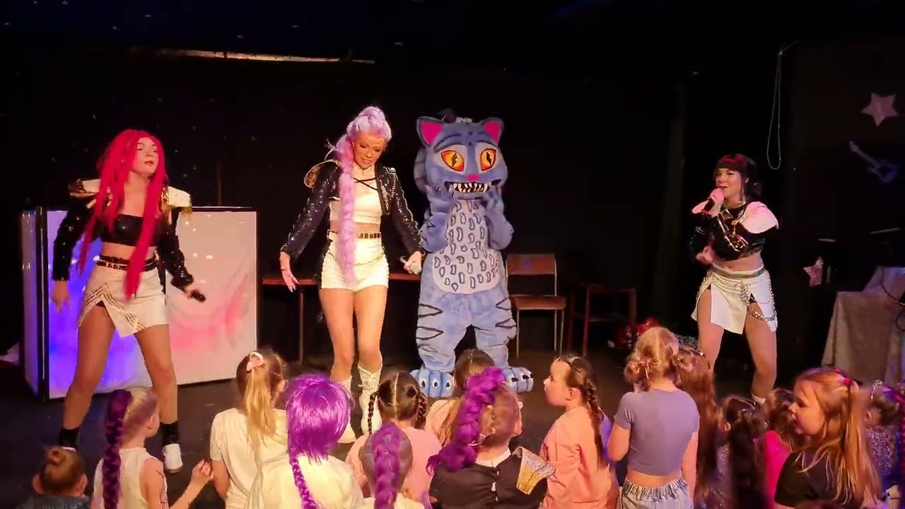 HUNTR/X,  Golden with a very Special guest joining them on stage ✨