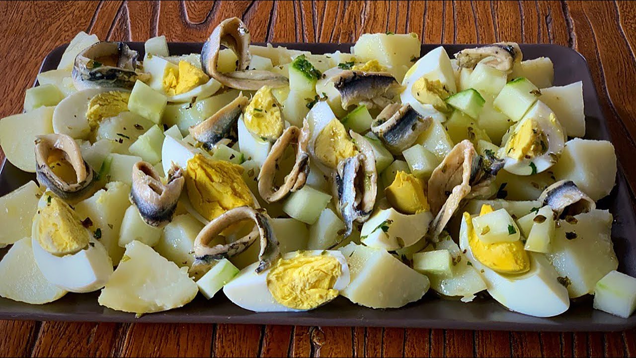 Ensalada de patatas, pepino y boquerones