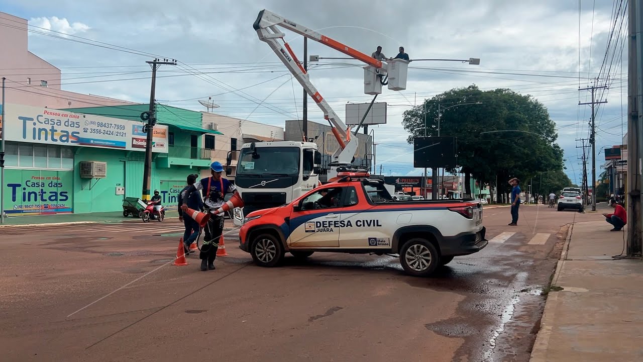 Caminhão prancha colide com poste e arranca fios de fibra óptica em Juara