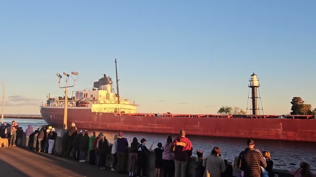 Duluth MN draw bridge ship crossing