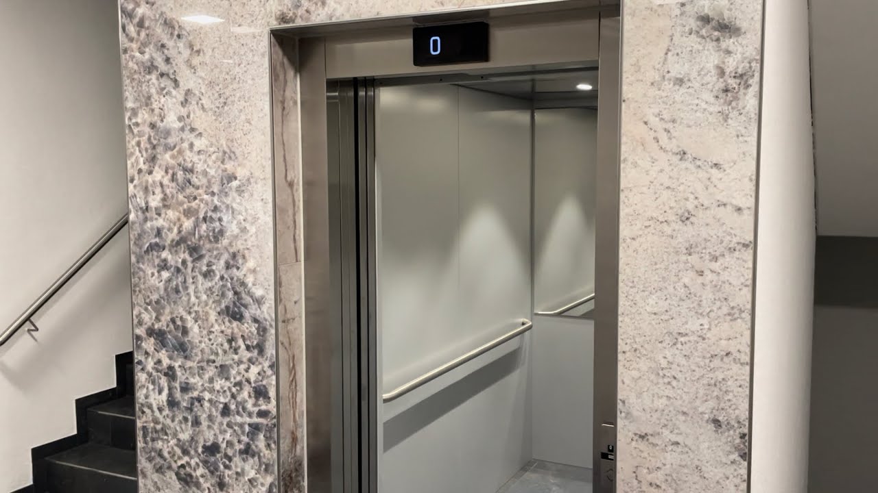 Betrunkene Personen stören Aufzugfilmer / Drunk people nerve the Lift filmer