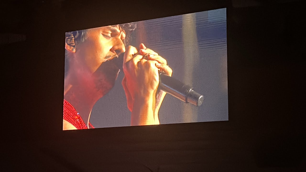Omar Apollo singing ice slippin live at Madison Square Garden!