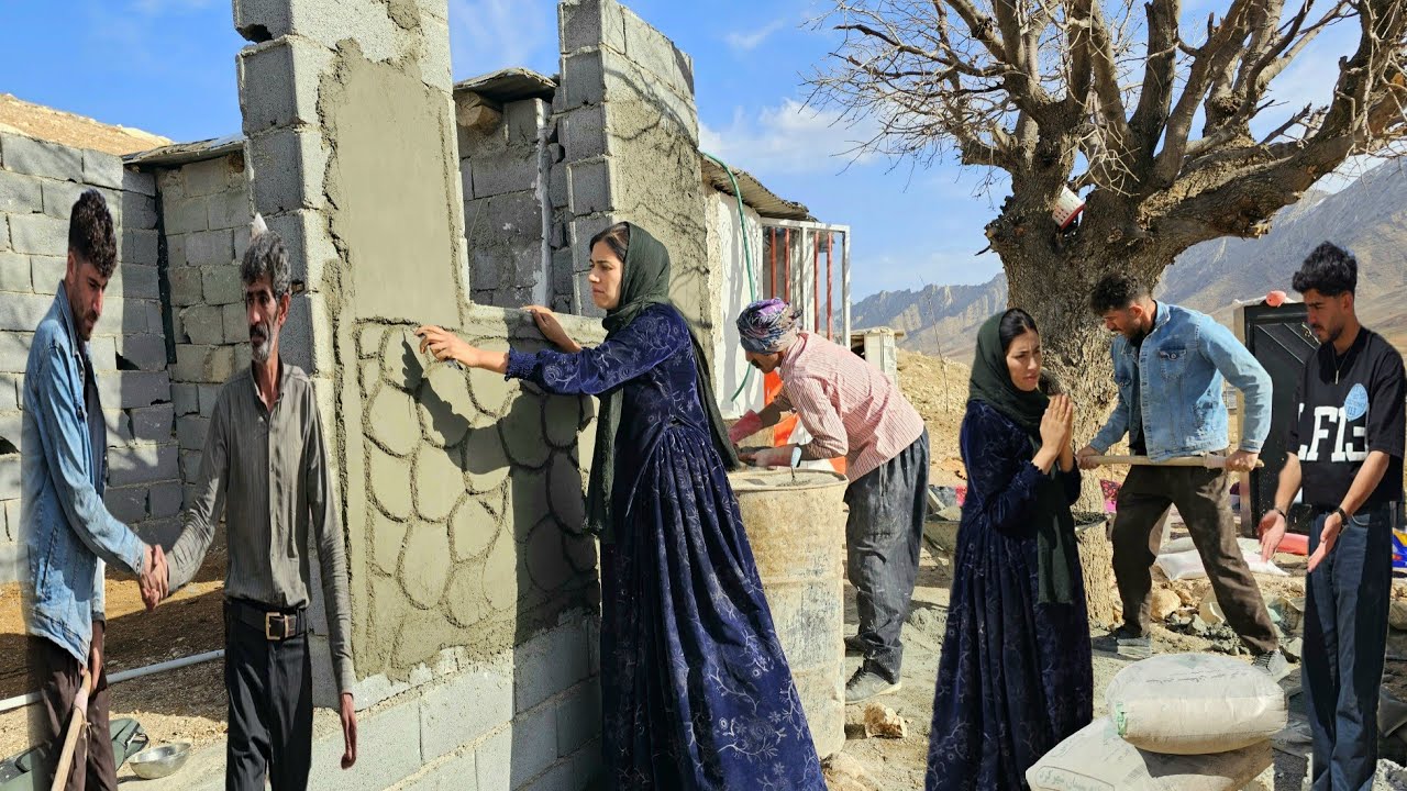 Single mother reinforces her home with cement with the help of a construction teacher - Kindness
