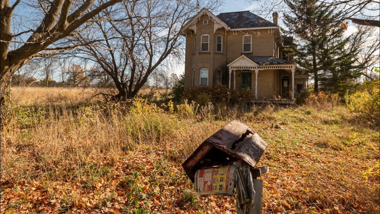 ABANDONED HOUSE FROZEN IN TIME- INSIDE OLD FAMILY HOME WITH EVERYTHING LEFT BEHIND