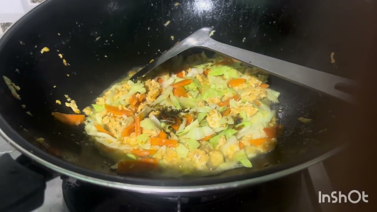 Makan malam dengan masak mie goreng ala @rosmanitasaragih #adayinmylife 