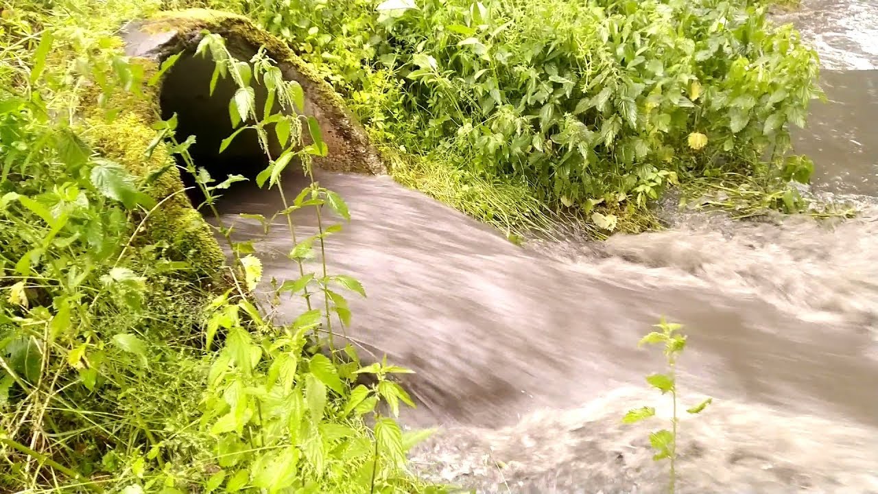 Combined Sewer Outfall Pipe Overflowing | Odlehčen&iacute; kanalizace po př&iacute;valov&eacute;m de&scaron;ti
