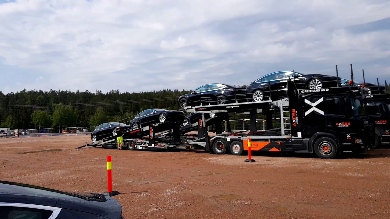 Unloading 8 Tesla 3. Kassbohrer Intago TT