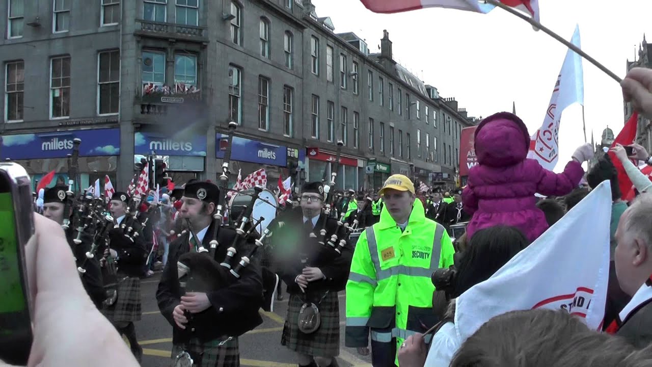 Aberdeen FC parade the League Cup through Union Street