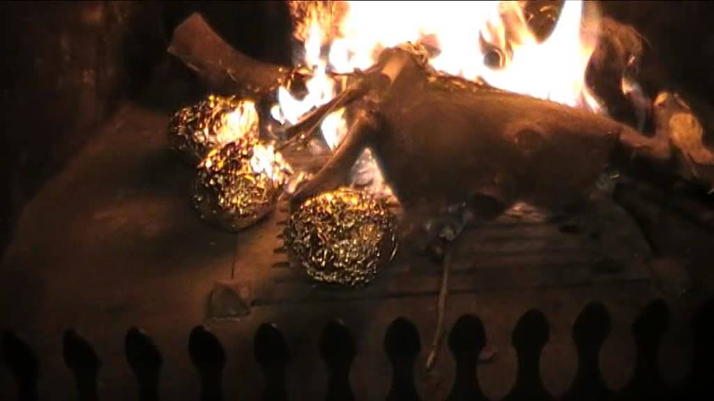 Patatas asadas al fuego de leña.
