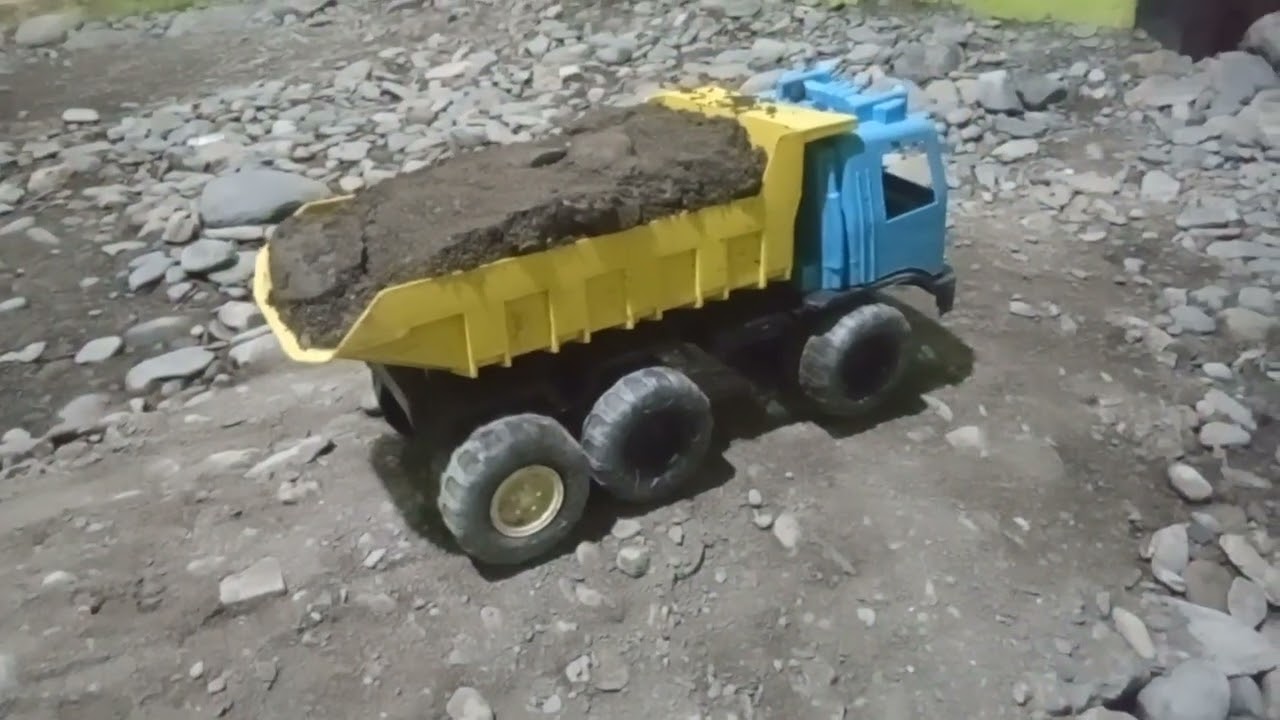 Truck muat pasir sungai
