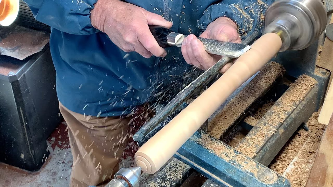 Richard Raffan turns a stringybark tool handle and inserts a scraper.