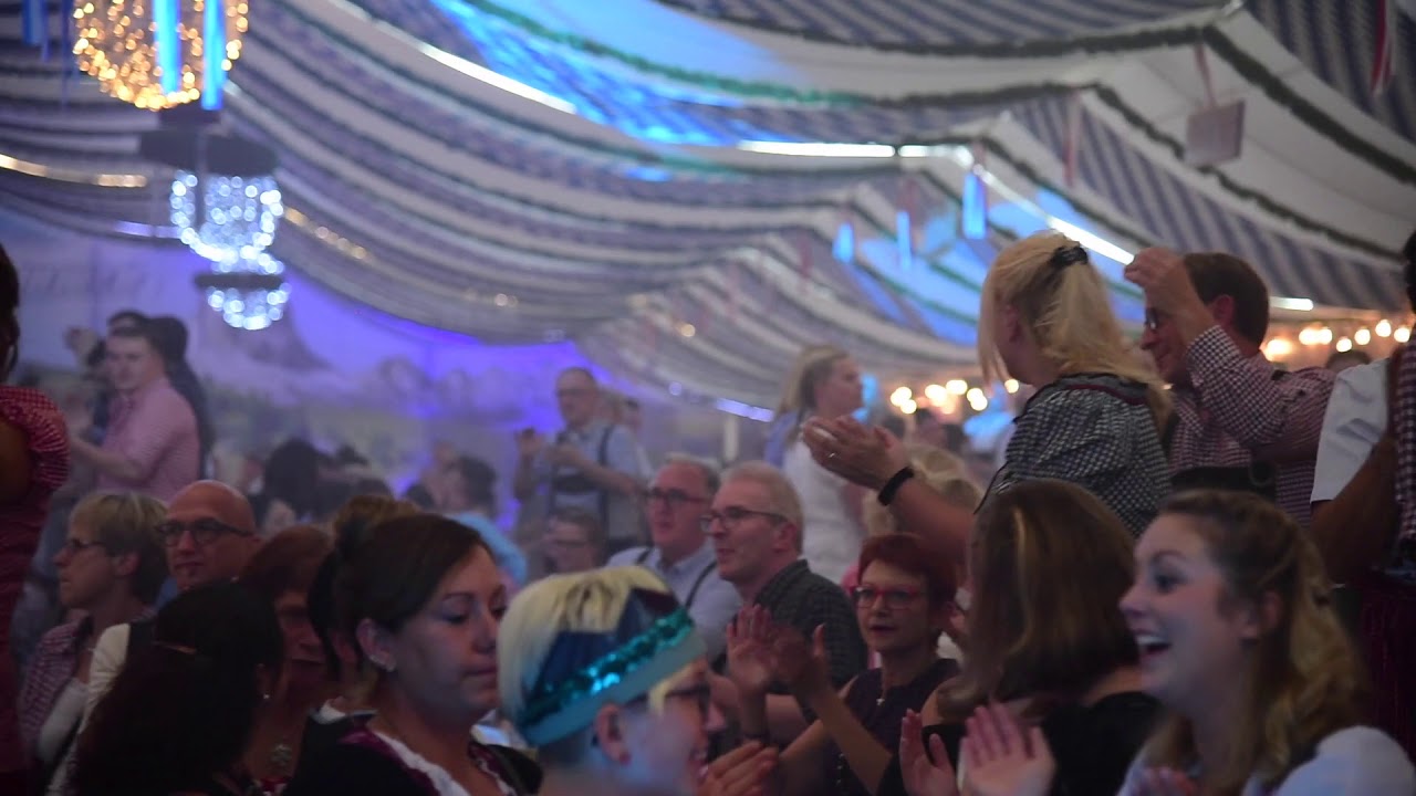 Partyhexen rocken das Koblenzer Oktoberfest